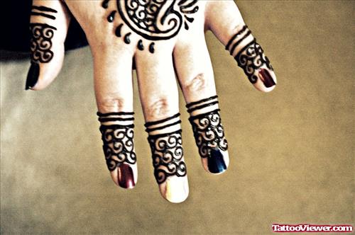 Henna Tattoos On Girl Fingers