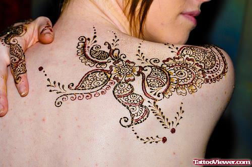 Henna Tattoo On Girl Right Back Shoulder