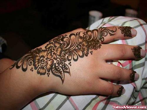 Awesome Henna Tattoo On Right Back Hand