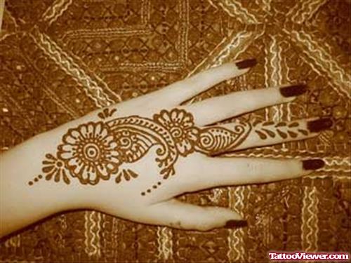 Henna Tattoos On Girl Left Hands