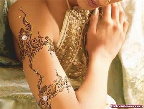 Henna Tattoo On Girl Right Arm