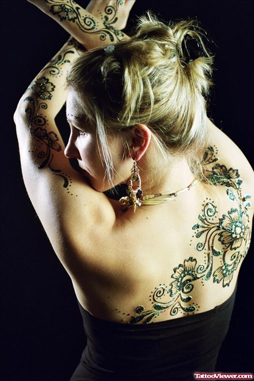 Simple Henna Tattoo On Girl Upperback