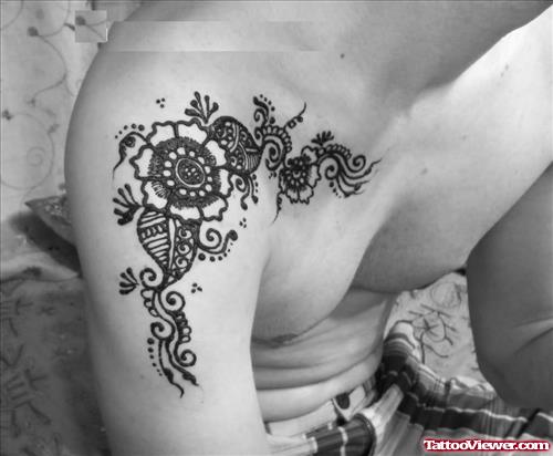 Henna Tattoo On Man Right Shoulder