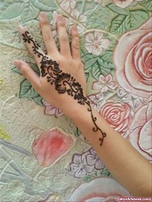 Amazing Henna Tattoo On Girl Right Back Hand