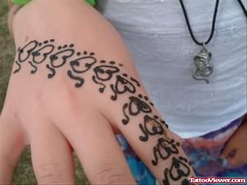 Henna Tattoo On Finger For Girls