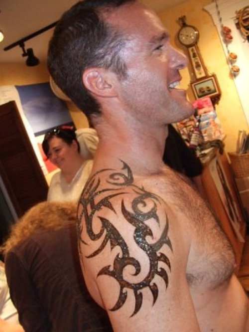 Tribal Henna Tattoo On Man Right Shoulder