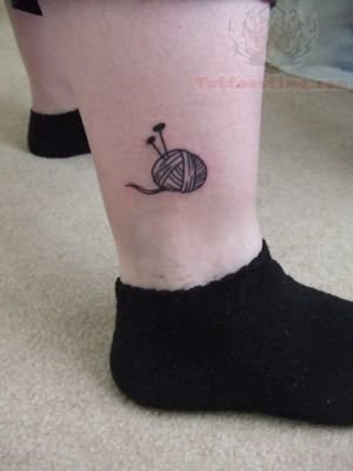 Kniiting Yarn Grey Ink Tattoo On Right Leg