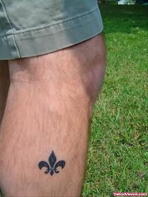 Cool Black Fleur Tattoo On Leg