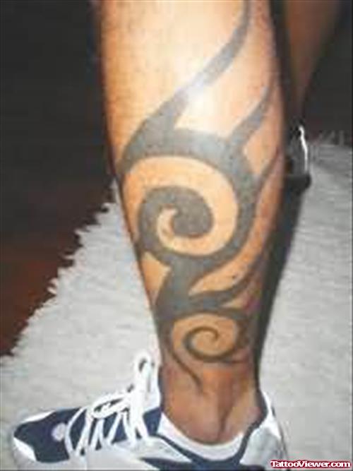 Tribal Design Tattoo On Leg