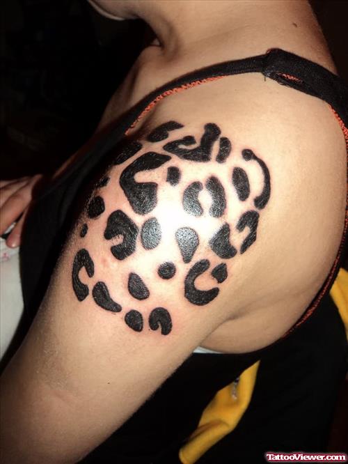 Leopard Spots Tattoo On Girls Shoulder