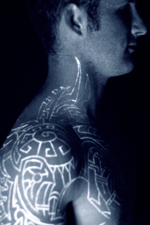 Tribal Light Tattoo On Man Right Shoulder