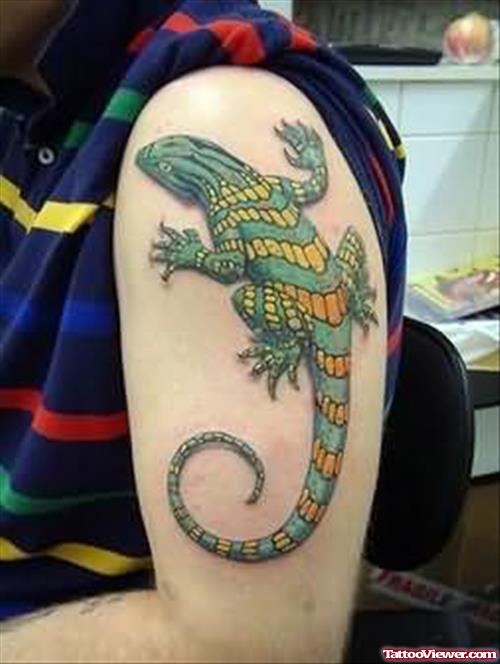 Dangerous Lizard Tattoo On Shoulder