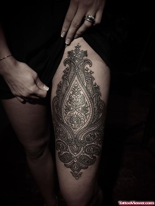 Black Ink Thigh Tattoo For Young Girls