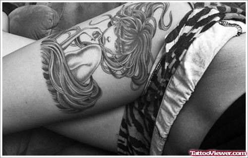 Grey Ink Girl Head Tattoo On Right Thigh