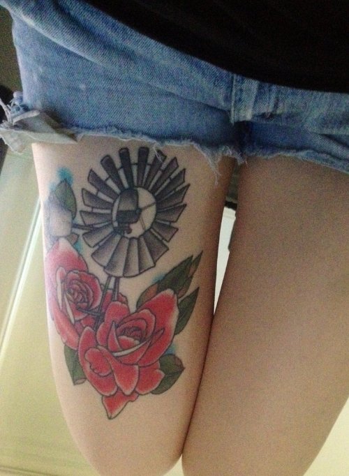 Red Roses Thigh Tattoo For Girls