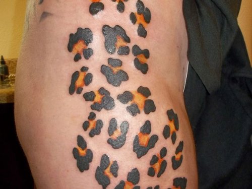 Attractive Colored Leopard Print Tattoo On Right Thigh