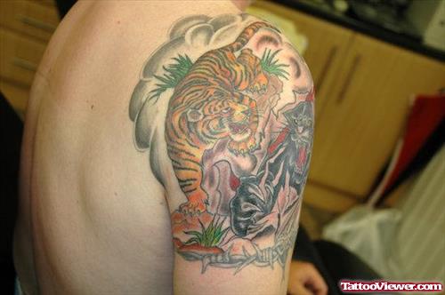 Amazinmg Tiger Tattoo On Right Shoulder For Men