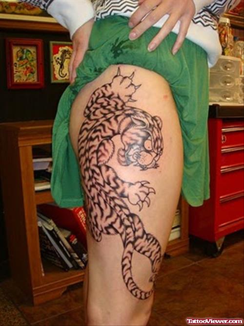 Grey Ink Tiger Tattoo On Girl Right Thigh