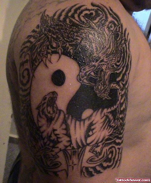 Dark Ink Tiger Tattoo On Right Half Sleeve