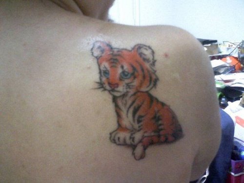 Color Ink Baby Tiger Tattoo On Back Shoulder