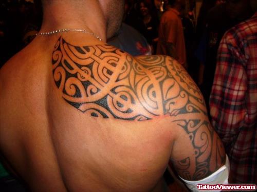 Awesome Black Ink Tribal Tattoo On Right Back Shoulder