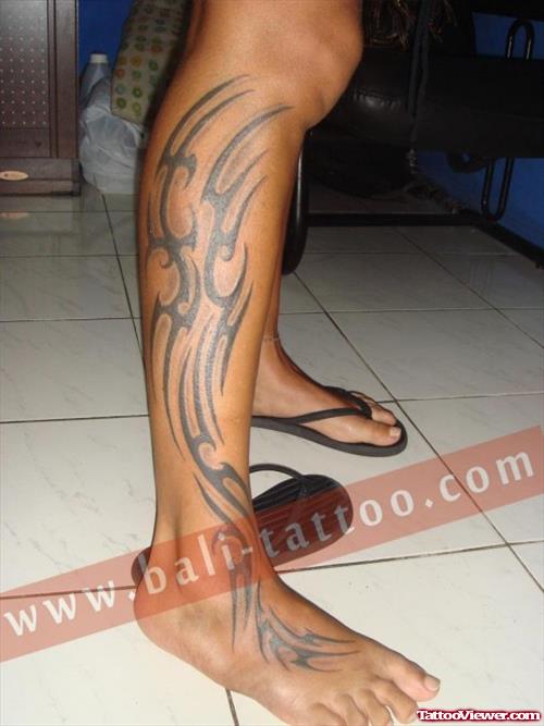 Tribal Black Ink Tattoo On Right Leg