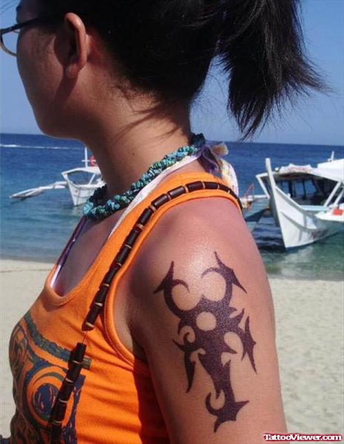 Girl With Tribal Tattoo On Left shoulder