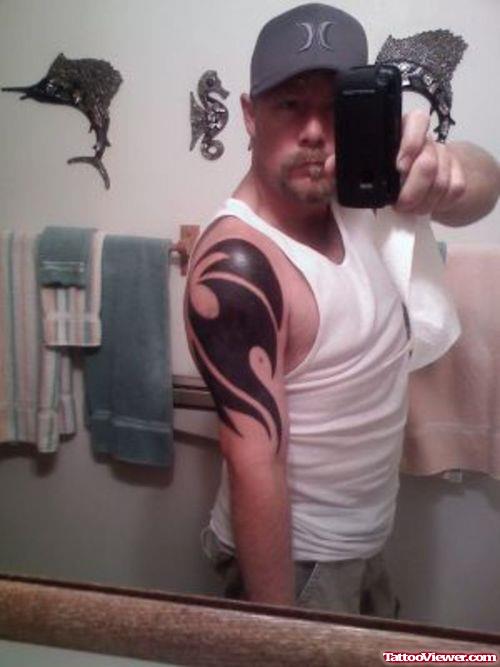 Black Ink Tribal Tattoo On Man Right Shoulder