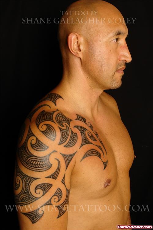 Man Right Shoulder Tribal Tattoo