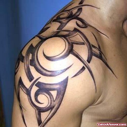 Awesome Grey Ink Tribal Tattoo On Man Right Shoulder
