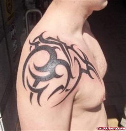 Tribal Tattoo On Man Right Shoulder