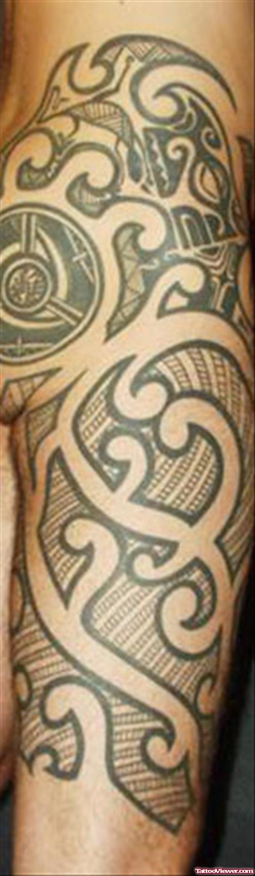 Tribal Tattoo On Man Right Leg
