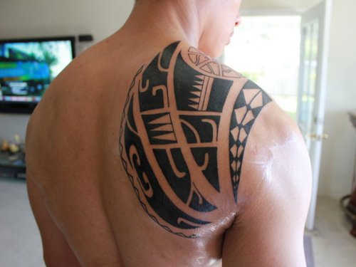 Tribal Black Ink Tattoo On Right Back Shoulder