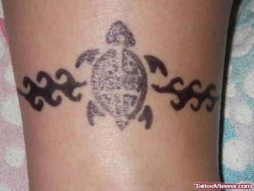 Armband Tattoo of a Turtle