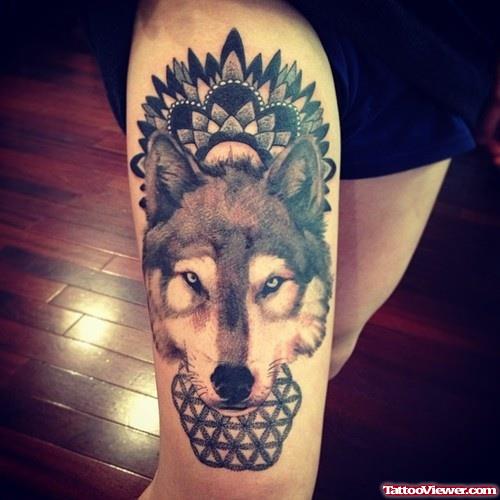 Awesome Grey Ink Wolf Tattoo On Right Leg