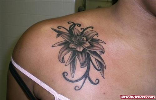 Women Flower Tattoo On Shoulder