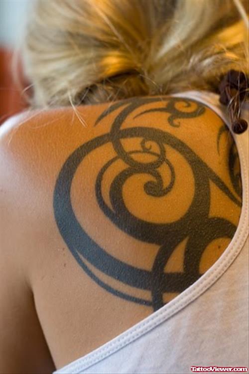 Black Tribal Tattoo On Back Shoulder For Women