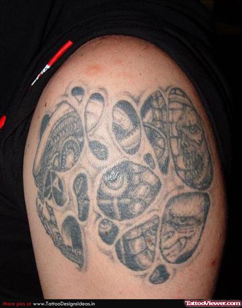 Best Grey Ink Alien Tattoo On Left Shoulder