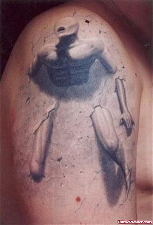 Grey Ink 3D Alien Tattoo On Right SHoulder