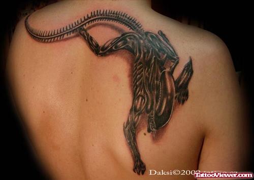 Black Ink Alien Tattoo On Right Back Shoulder
