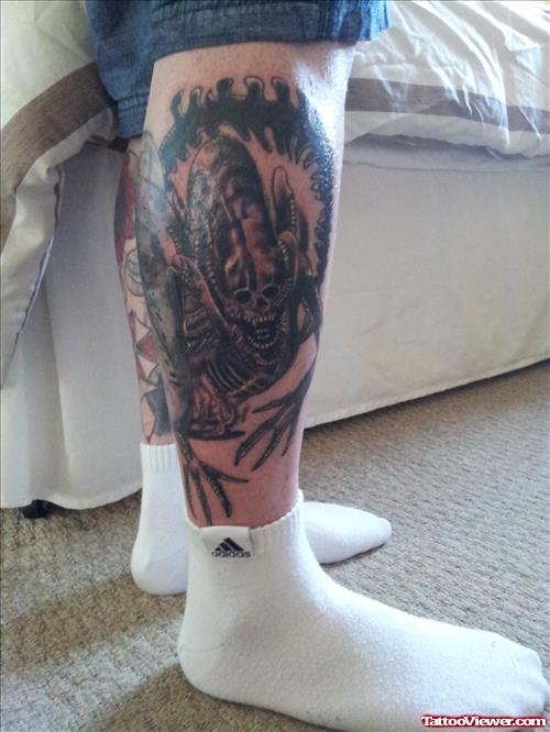Black Ink Alien Tattoo On Right Leg