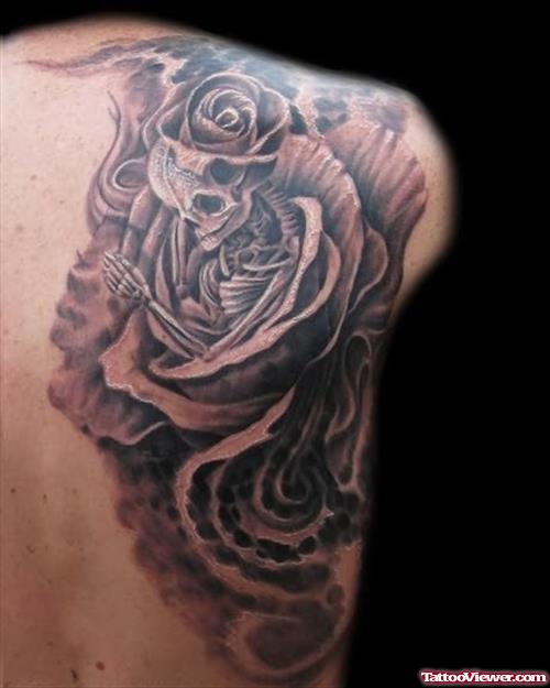 Alien Grey Ink Tattoo On Right Back Shoulder