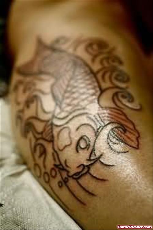 Grey Ink Aqua Tattoo On Right Leg