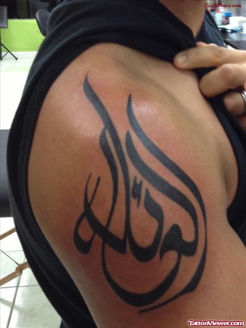 Tribal Arabic Tattoo On Right Shoulder
