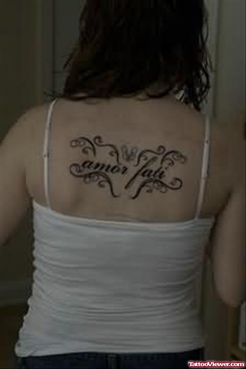 Надпись на спине женские. Тату надпись на спине. Татуировки для девушек на спине надписи. Тату на пояснице надпись. Красивая надпись тату на спине.