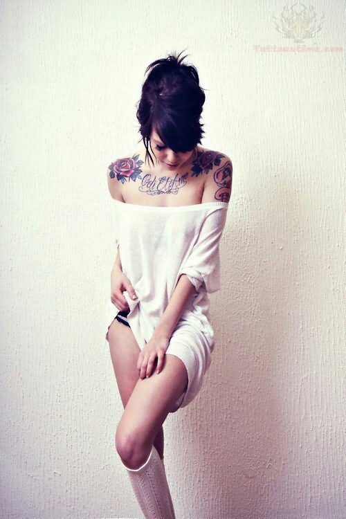 Trendy Girl Have Tattoo On Collarbone