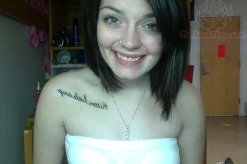 Smiling Girl Have Collarbone Lettering Tattoo