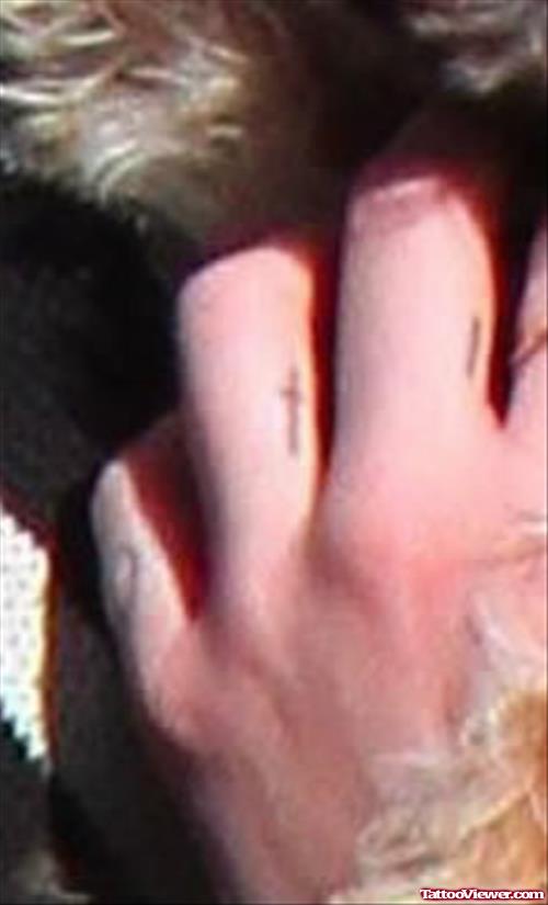 Miley Cyrus With Small Croos Finger Tattoo