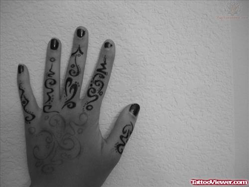 Black Ink Tribal Finger Tattoos