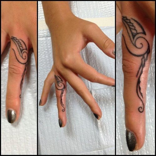 Black Ink Tribal Side Finger Tattoo